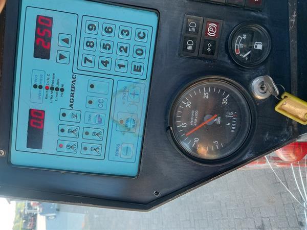 Grote foto agrifac za 3327 hl zelfrijdende veldspuit agrarisch onkruidbestrijding