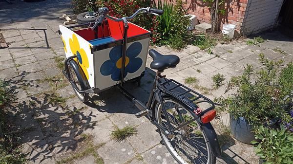 Grote foto bakfiets met beschermhoes fietsen en brommers bakfietsen