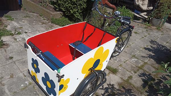 Grote foto bakfiets met beschermhoes fietsen en brommers bakfietsen
