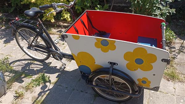 Grote foto bakfiets met beschermhoes fietsen en brommers bakfietsen
