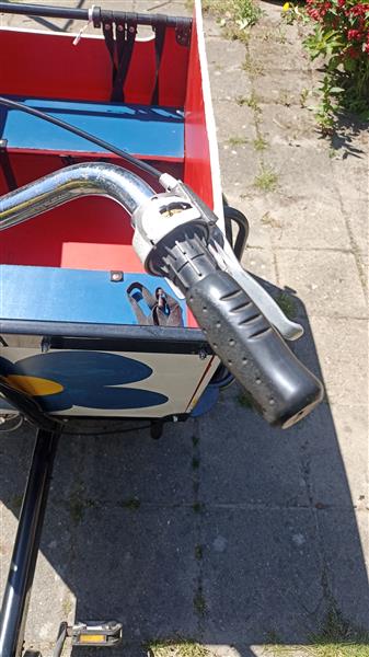 Grote foto bakfiets met beschermhoes fietsen en brommers bakfietsen
