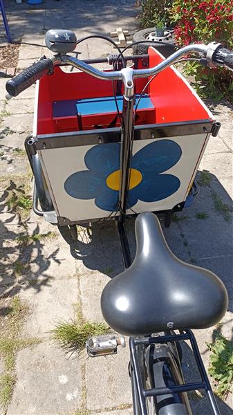 Grote foto bakfiets met beschermhoes fietsen en brommers bakfietsen