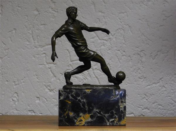 Grote foto beeld voetballer van brons op voet van marmer tuin en terras tuindecoratie