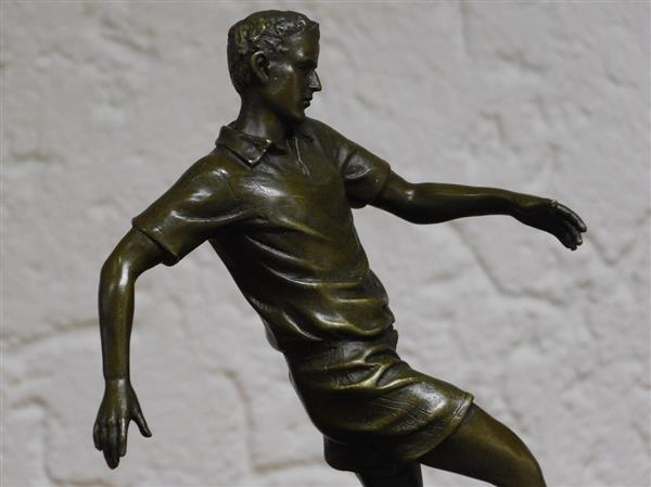 Grote foto beeld voetballer van brons op voet van marmer tuin en terras tuindecoratie