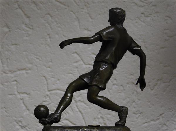 Grote foto beeld voetballer van brons op voet van marmer tuin en terras tuindecoratie