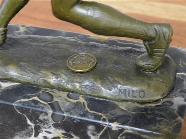 Grote foto beeld voetballer van brons op voet van marmer tuin en terras tuindecoratie