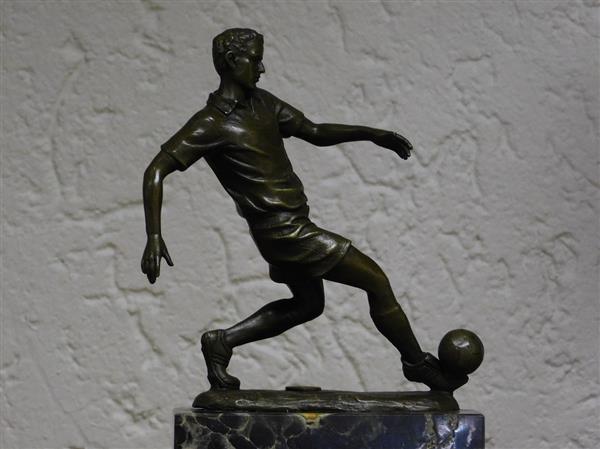 Grote foto beeld voetballer van brons op voet van marmer tuin en terras tuindecoratie