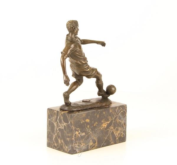 Grote foto beeld voetballer van brons op voet van marmer tuin en terras tuindecoratie