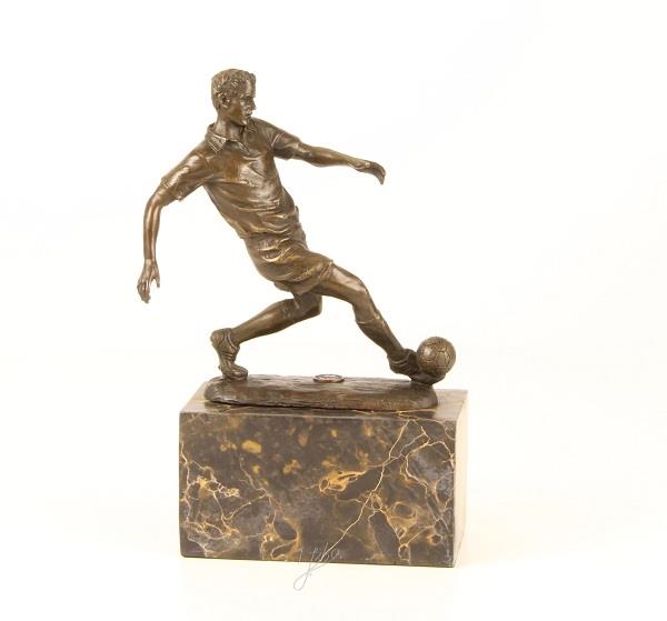 Grote foto beeld voetballer van brons op voet van marmer tuin en terras tuindecoratie