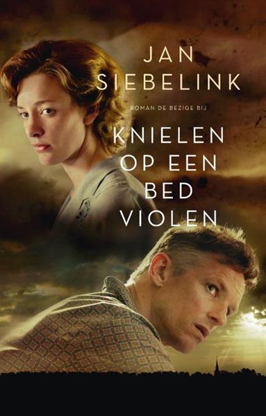 Grote foto knielen op een bed violen boeken overige boeken
