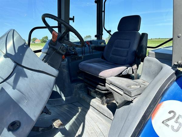 Grote foto new holland 8260 agrarisch tractoren