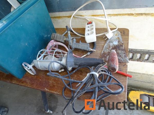 Grote foto lade en de inhoud ervan zie details doe het zelf en verbouw gereedschappen en machines