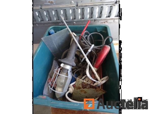 Grote foto lade en de inhoud ervan zie details doe het zelf en verbouw gereedschappen en machines