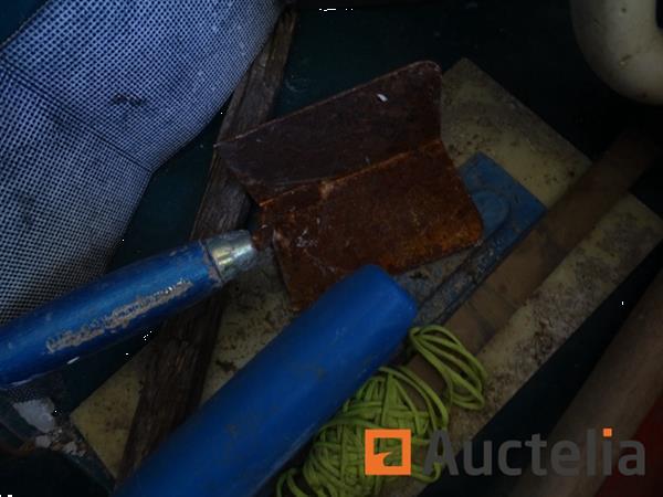 Grote foto lade en de inhoud ervan zie details doe het zelf en verbouw gereedschappen en machines