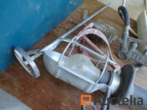 Grote foto lade en de inhoud ervan zie details doe het zelf en verbouw gereedschappen en machines