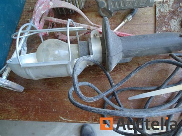 Grote foto lade en de inhoud ervan zie details doe het zelf en verbouw gereedschappen en machines