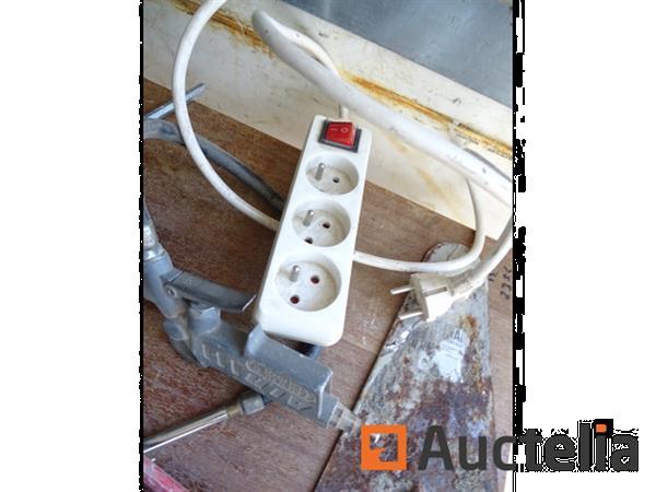 Grote foto lade en de inhoud ervan zie details doe het zelf en verbouw gereedschappen en machines