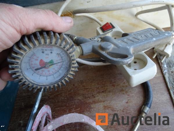 Grote foto lade en de inhoud ervan zie details doe het zelf en verbouw gereedschappen en machines
