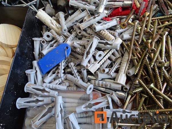 Grote foto wurth koffer met grote set van diverse bevestigingsmiddelen kleine dremel multi doe het zelf en verbouw onderdelen en accessoires