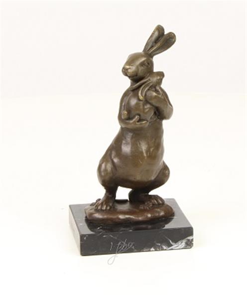 Grote foto een bronzen beeld sculptuur van een konijn met een jong tuin en terras tuindecoratie
