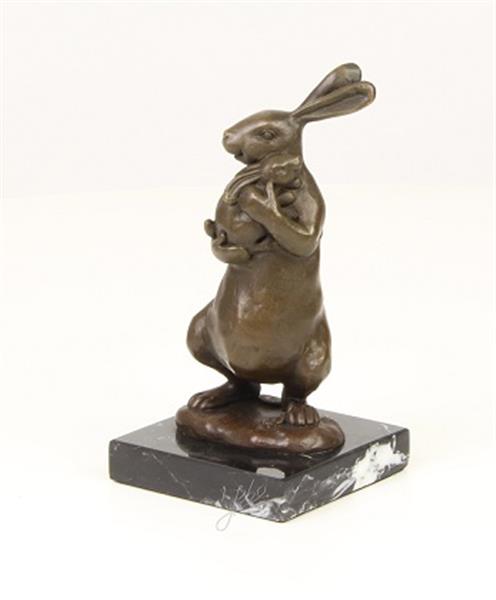 Grote foto een bronzen beeld sculptuur van een konijn met een jong tuin en terras tuindecoratie