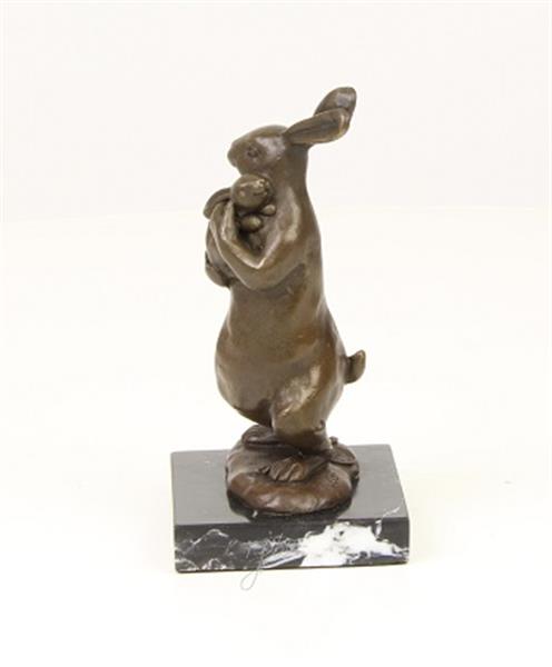 Grote foto een bronzen beeld sculptuur van een konijn met een jong tuin en terras tuindecoratie
