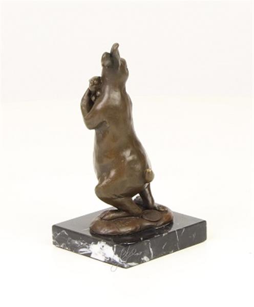 Grote foto een bronzen beeld sculptuur van een konijn met een jong tuin en terras tuindecoratie