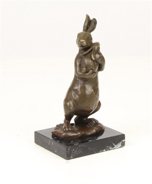 Grote foto een bronzen beeld sculptuur van een konijn met een jong tuin en terras tuindecoratie