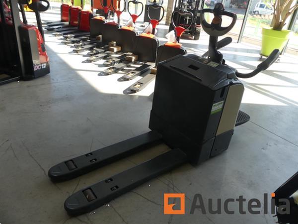 Grote foto crown wt3020 stand up pallettruck doe het zelf en verbouw hefwerktuigen