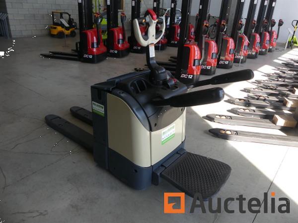 Grote foto crown wt3020 stand up pallettruck doe het zelf en verbouw hefwerktuigen