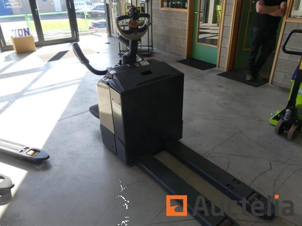 Grote foto crown wt3020 stand up pallettruck doe het zelf en verbouw hefwerktuigen
