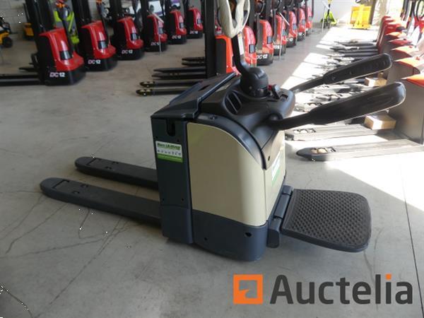 Grote foto crown wt3020 stand up pallettruck doe het zelf en verbouw hefwerktuigen
