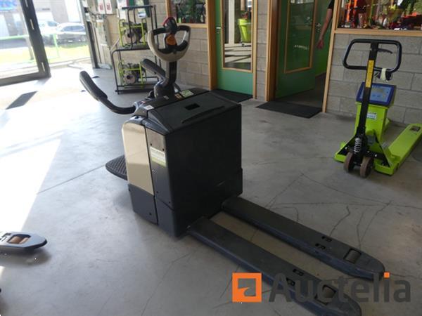 Grote foto crown wt3020 stand up pallettruck doe het zelf en verbouw hefwerktuigen