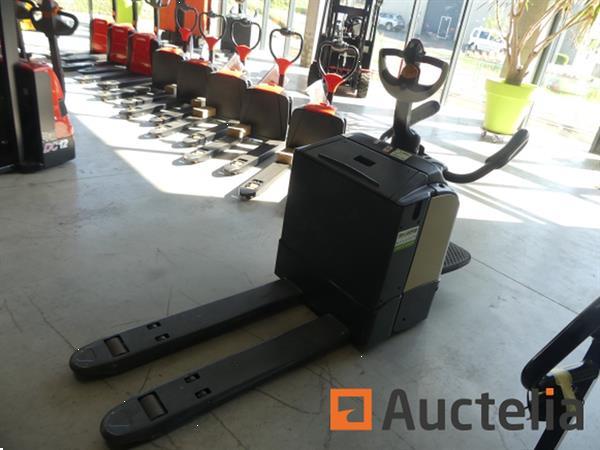 Grote foto crown wt3020 stand up pallettruck doe het zelf en verbouw hefwerktuigen