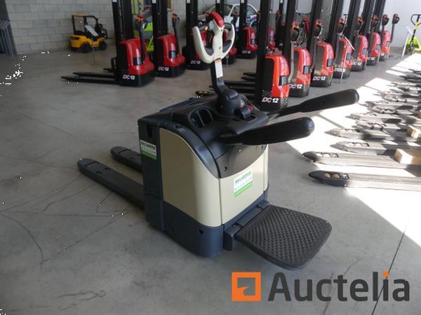 Grote foto crown wt3020 stand up pallettruck doe het zelf en verbouw hefwerktuigen