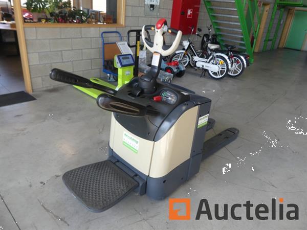 Grote foto crown wt3020 stand up pallettruck doe het zelf en verbouw hefwerktuigen