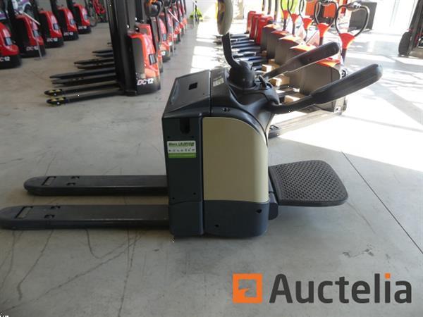 Grote foto crown wt3020 stand up pallettruck doe het zelf en verbouw hefwerktuigen