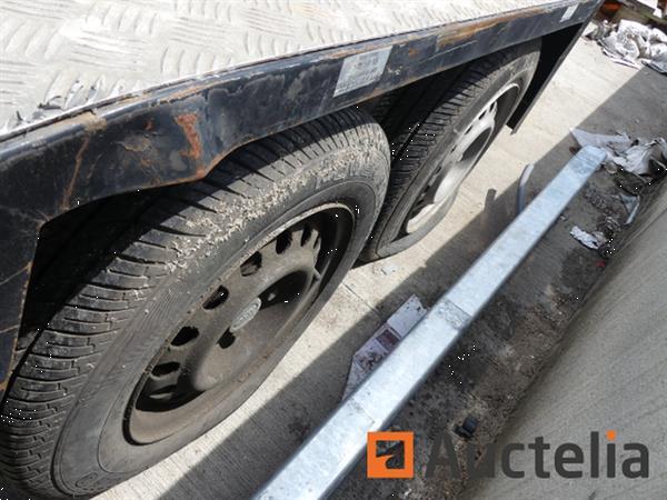 Grote foto aanhangwagen met vokes stroomlijnt het oliefiltratiesysteem agrarisch aanhangwagens