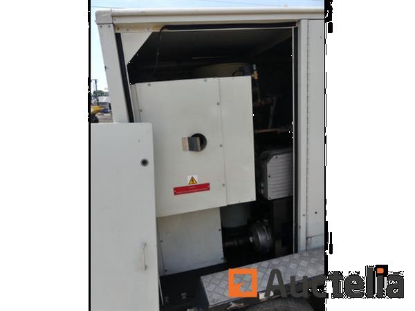 Grote foto aanhangwagen met vokes stroomlijnt het oliefiltratiesysteem agrarisch aanhangwagens