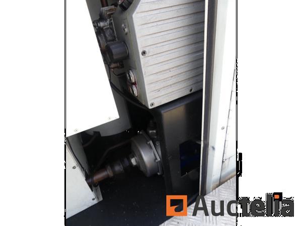 Grote foto aanhangwagen met vokes stroomlijnt het oliefiltratiesysteem agrarisch aanhangwagens