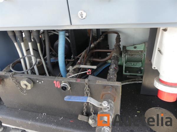 Grote foto aanhangwagen met vokes stroomlijnt het oliefiltratiesysteem agrarisch aanhangwagens
