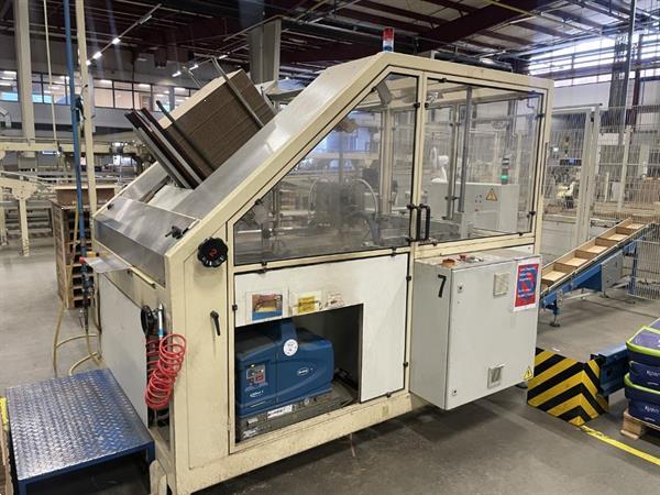 Grote foto b equipment ba20 dozenopzetmachine met stickermachine elevator en verzamelband agrarisch tuinbouw