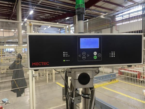 Grote foto b equipment ba20 dozenopzetmachine met stickermachine elevator en verzamelband agrarisch tuinbouw