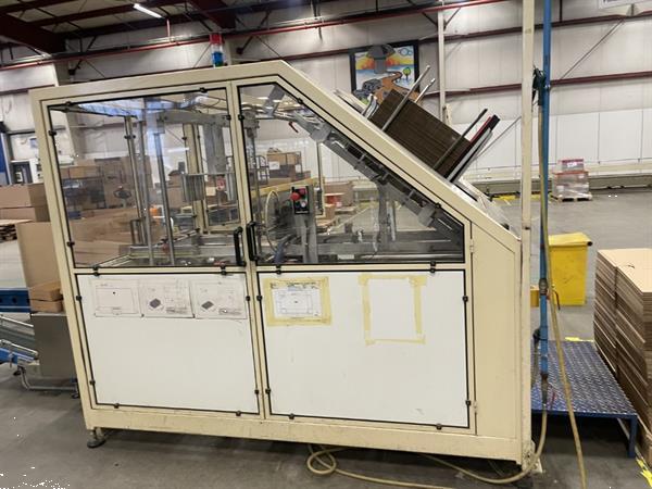 Grote foto b equipment ba20 dozenopzetmachine met stickermachine elevator en verzamelband agrarisch tuinbouw
