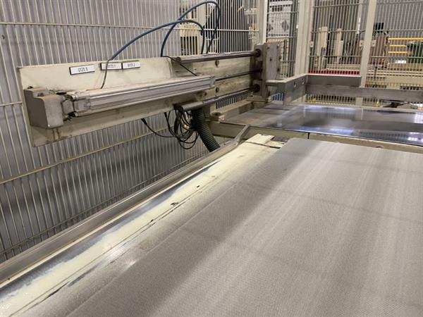 Grote foto b equipment ba20 dozenopzetmachine met stickermachine elevator en verzamelband agrarisch tuinbouw
