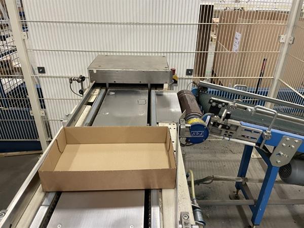 Grote foto b equipment ba20 dozenopzetmachine met stickermachine elevator en verzamelband agrarisch tuinbouw