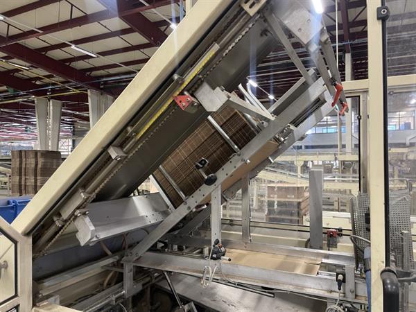 Grote foto b equipment ba20 dozenopzetmachine met stickermachine elevator en verzamelband agrarisch tuinbouw