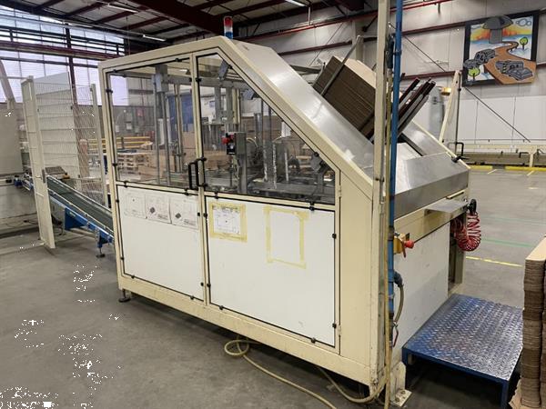 Grote foto b equipment ba20 dozenopzetmachine met stickermachine elevator en verzamelband agrarisch tuinbouw