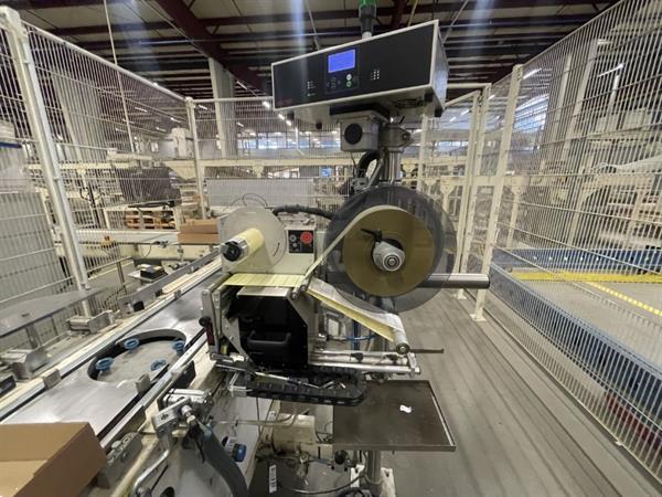 Grote foto b equipment ba20 dozenopzetmachine met stickermachine elevator en verzamelband agrarisch tuinbouw