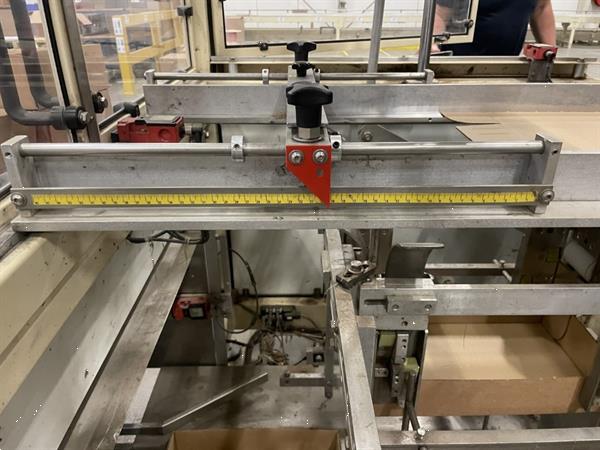 Grote foto b equipment ba20 dozenopzetmachine met stickermachine elevator en verzamelband agrarisch tuinbouw